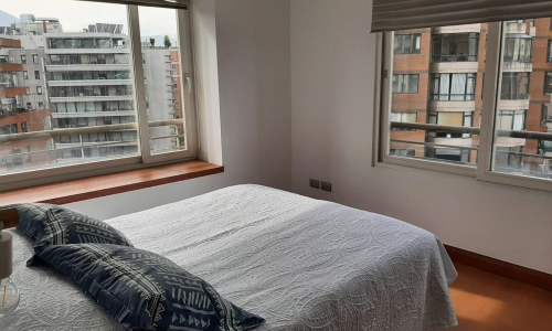 Living y comedor amoblado de departamento en Alsacia 145 con vista nor-oriente.