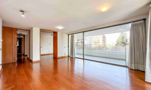 Living comedor amplio con ventanales y vista sur hacia la cordillera, en departamento sin amoblar de Callao 3800, El Golf, Las Condes.