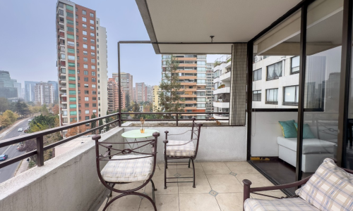 Departamento amoblado en arriendo en Orinoco 99, Las Condes – 2 dormitorios, 2 baños, excelente ubicación y conectividad.
