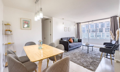 Departamento amoblado, 3 dormitorios, vista urbana, piso alto, Las Condes.